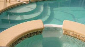 Alberca al aire libre y alberca climatizada