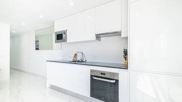 Een koelkast, een magnetron, een oven, een vaatwasser