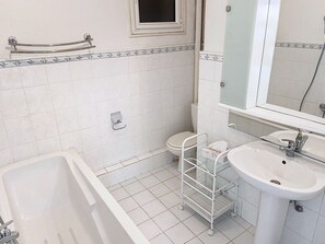 Badewanne, Haartrockner, HandtĂŒcher