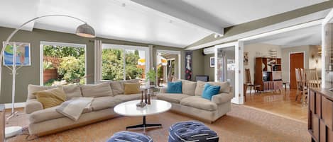 Smart-TV, Kamin, Bücher, Stereoanlage