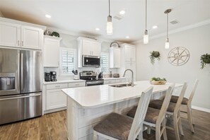 冷蔵庫、電子レンジ、オーブン、コンロ