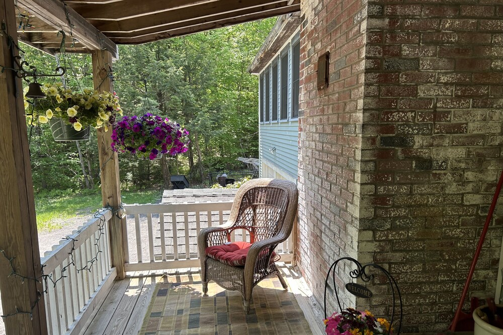 Cozy Woodland Retreat nestled in the Berkshires, close to Mass Moca.