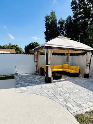 Terrace/patio - Welcome to Mindelo Oasis, your Florida pool house vacation home! (Brandon)