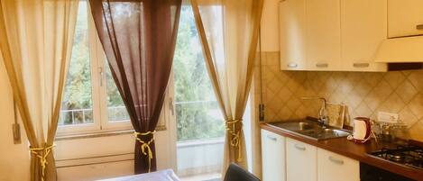 Jääkaappi, uuni, kahvin-/teenkeitin, vedenkeitin