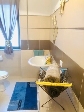 Bruser, bidet, håndklæder