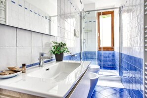 Doccia, asciugacapelli, bidet, asciugamani