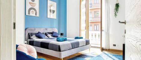 1 غرفة نوم وخزنة داخل الغرفة ومكتب ومكواة/لوح كي