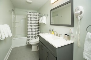 Douche, sèche-cheveux, serviettes fournies, savon