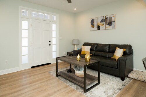 Spacious 3 bedroom  2 Full bathroom  newly renovated apartment