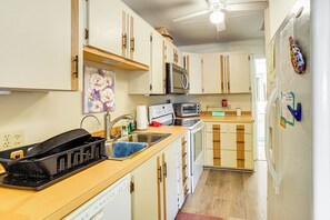 Refrigerador, microondas, parrilla de estufa y lavavajillas 