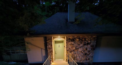 Satori Cottage---uber private, stream side, meditative 2 BR, 2 BA getaway!