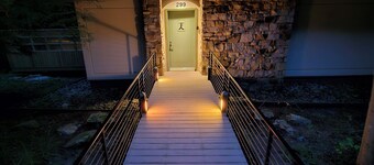 Satori Cottage---uber private, stream side, meditative 2 BR, 2 BA getaway!