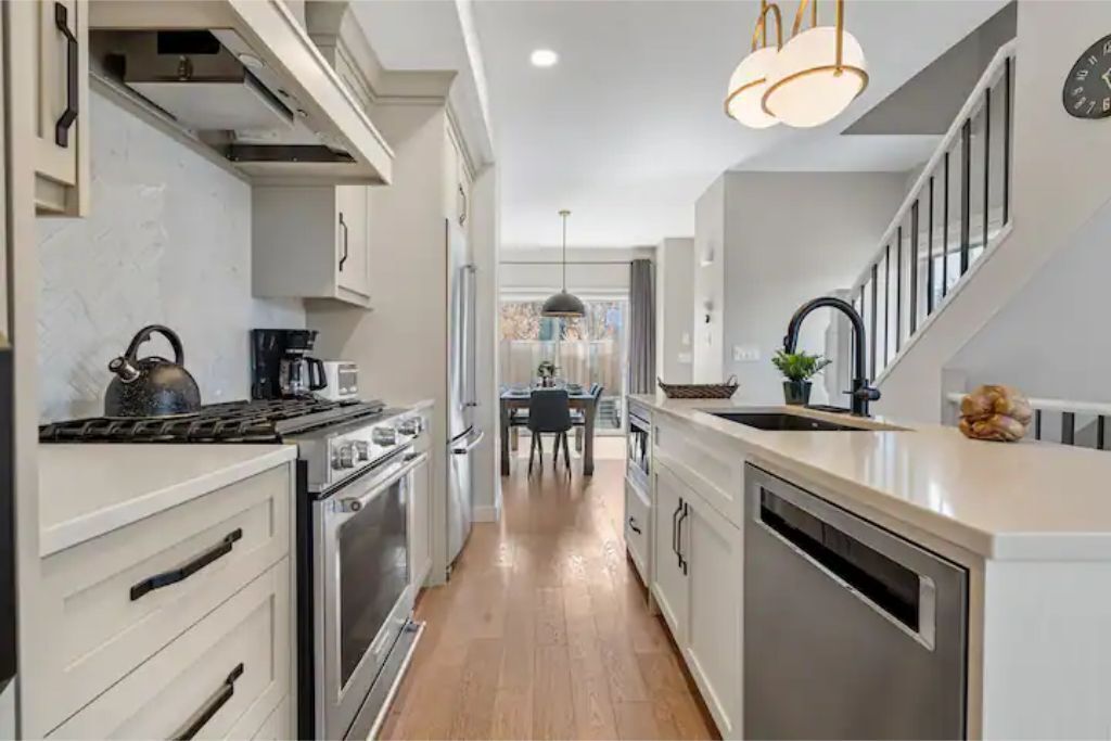 Chic Living: King Bed•7Min to Downtown•AC