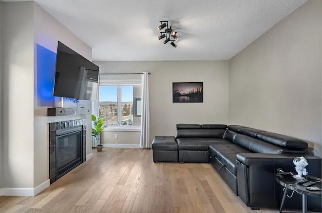 Chic Living: King Bed•7Min to Downtown•AC