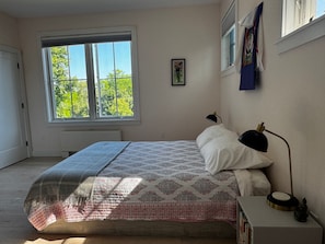 3 bedrooms, iron/ironing board, WiFi, bed sheets - Modern, Light-filled, Quiet Home within 5 Minute Walk to Harbor and Beach (Rockport)