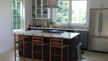 Four à micro-ondes, un four, surface de cuisson, lave-vaisselle