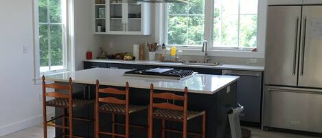 Microondas, horno, parrilla de estufa y lavavajillas