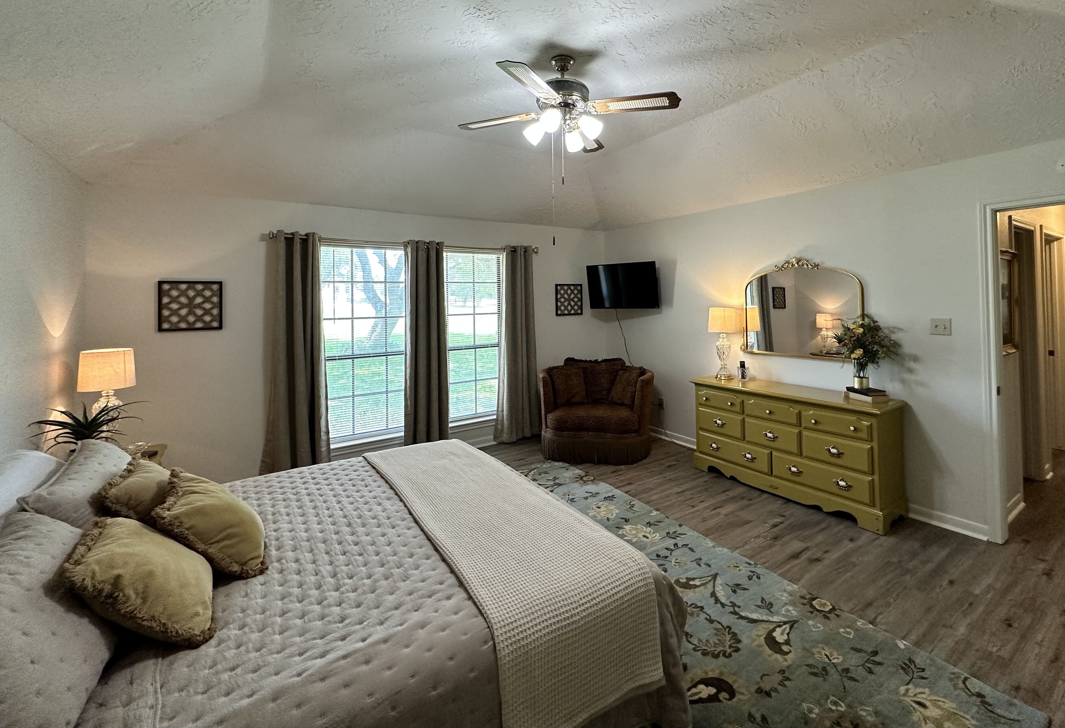 5 min to Lake Conroe! Minutes from two of Montgomery's finest wedding venues!