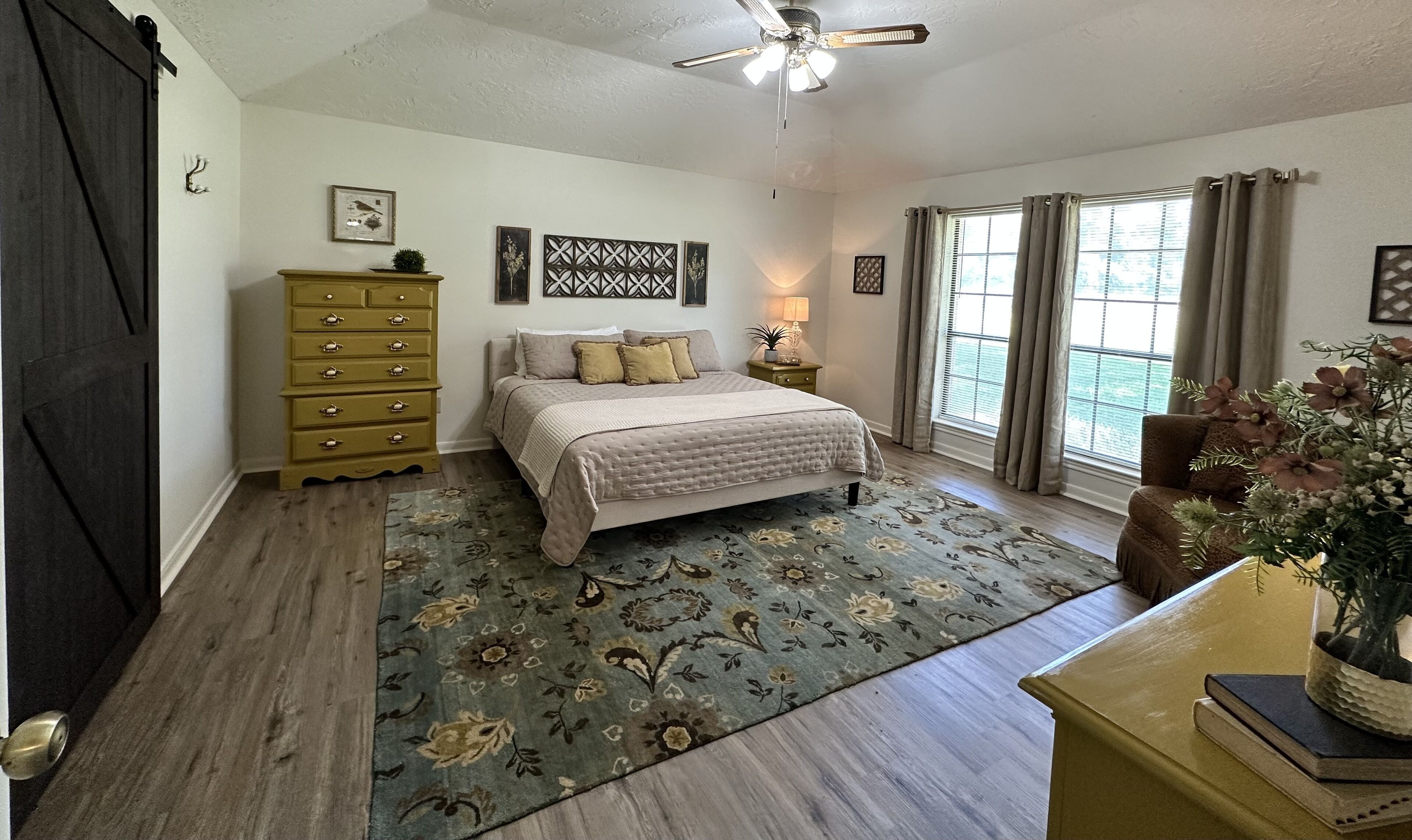 5 min to Lake Conroe! Minutes from two of Montgomery's finest wedding venues!