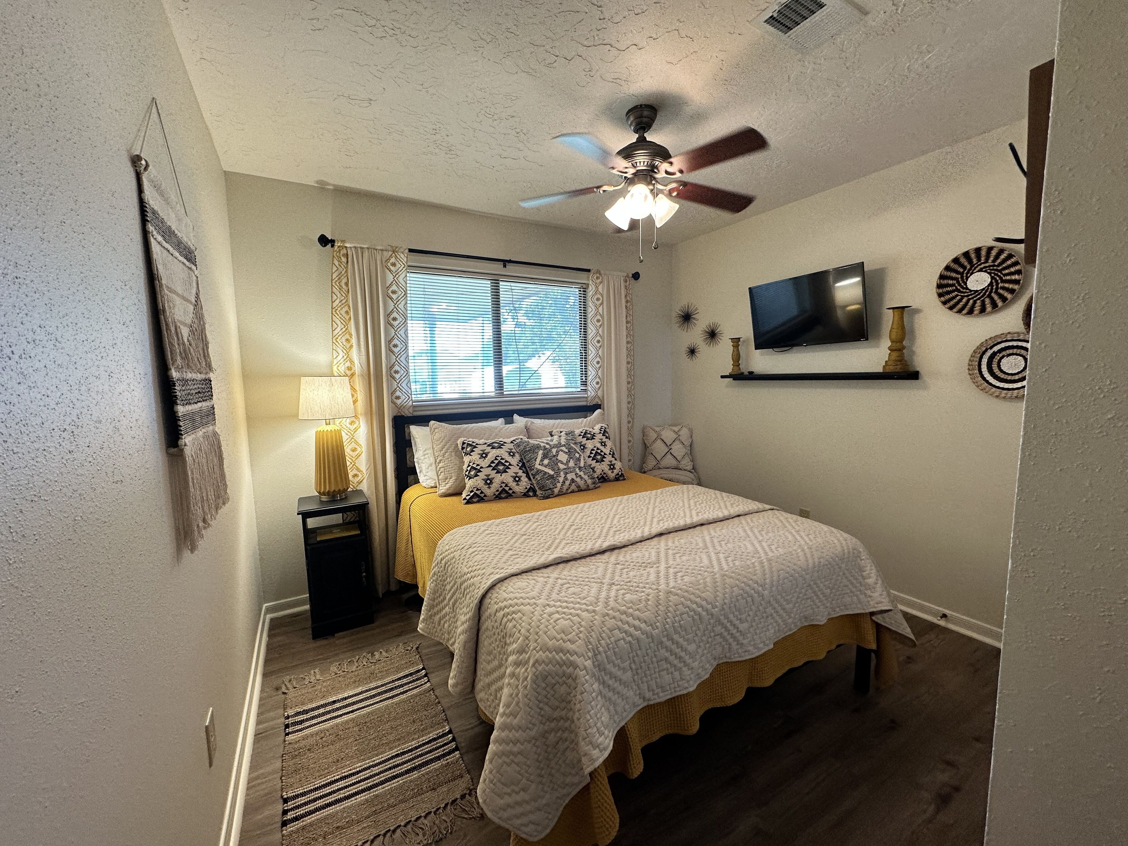 5 min to Lake Conroe! Minutes from two of Montgomery's finest wedding venues!