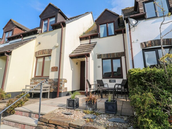 A row of terraced houses with a small patio area in front. - Bumbles (Padstow)
