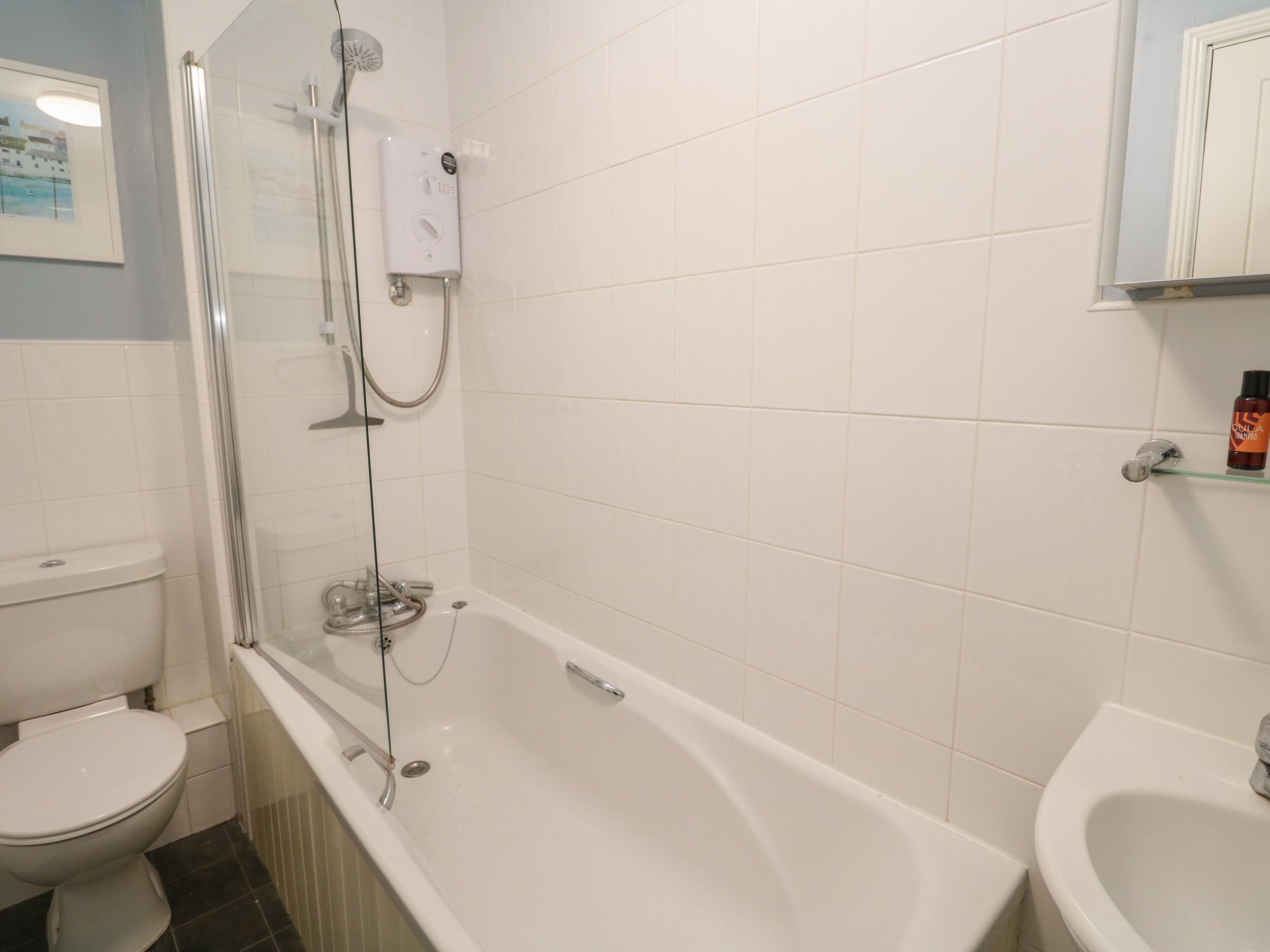 Une salle de bain équipée d’une baignoire, de toilettes et d’un espace douche.