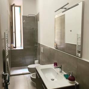 Douche, articles de toilette gratuits, sĂšche-cheveux, bidet