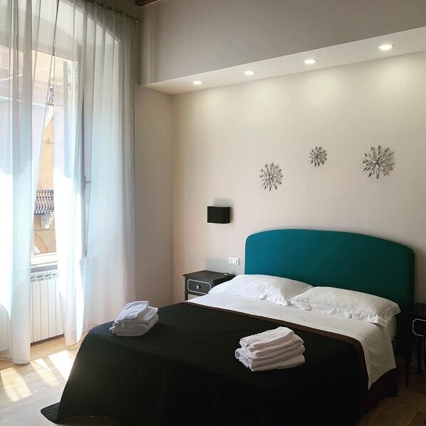 2 bedrooms, desk, iron/ironing board, free WiFi - LE NEREIDI in the heart of the istorical centre (La Spezia)