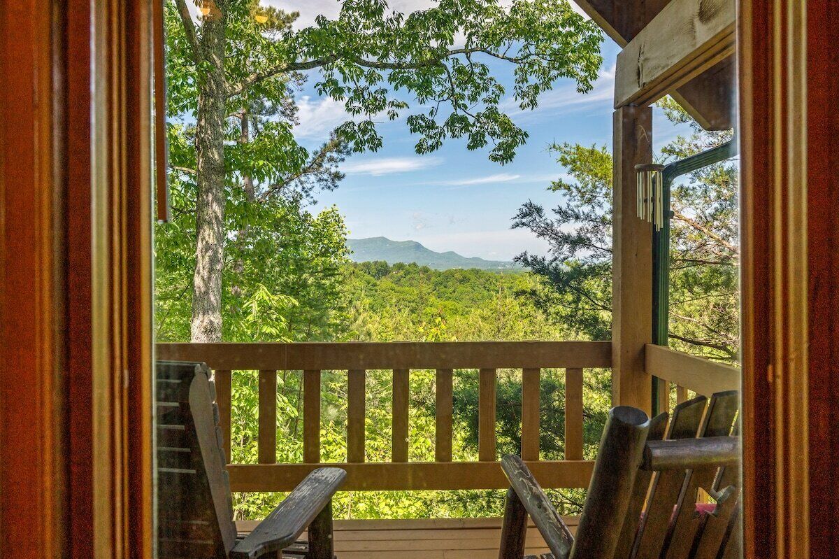 Honey Haven · Winter Special*Prime Location/MTN Views & Hot Tub