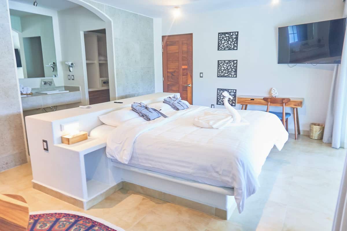 Hypo-allergenic bedding available, in-room safe, desk, laptop workspace