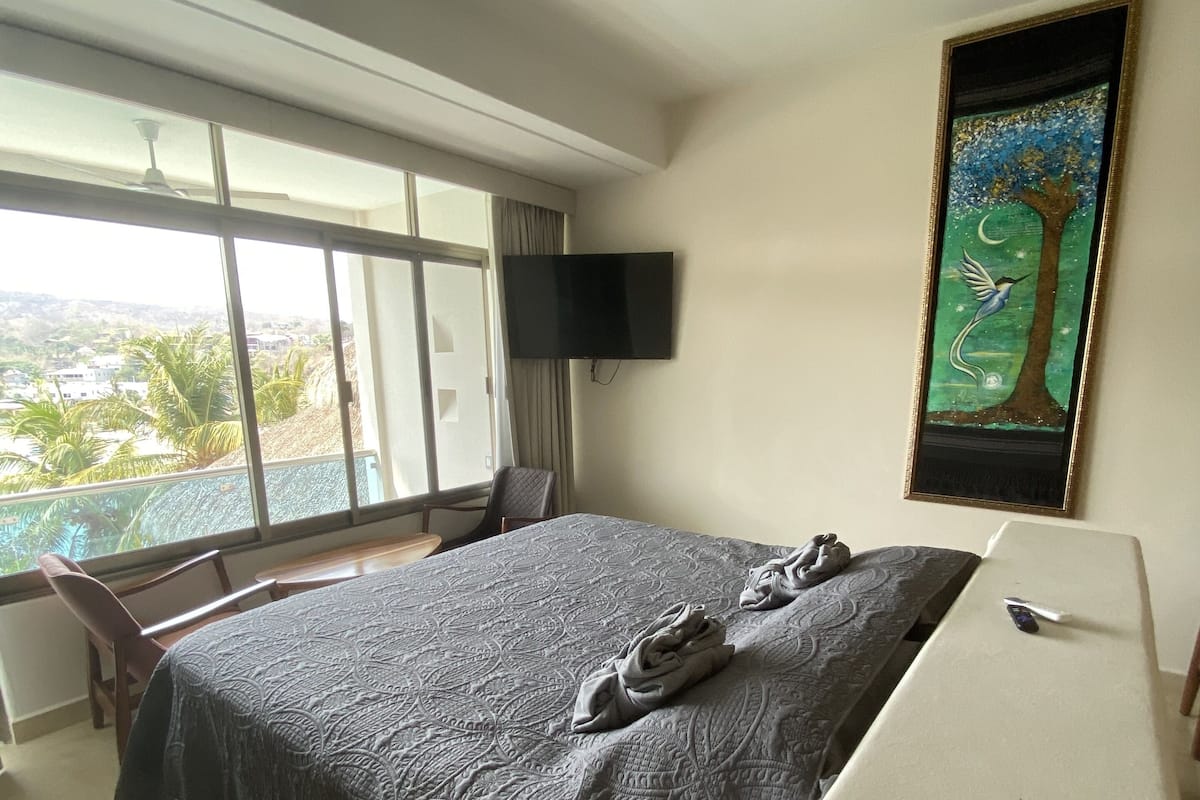 Standard Room | Peralatan tempat tidur hipoalergenik, peti besi dalam bilik, meja 