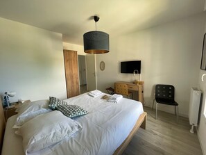 2 bedrooms, iron/ironing board, WiFi, bed sheets