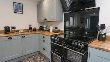 Cottage | Private kitchen | Fridge, dishwasher, electric kettle, toaster
