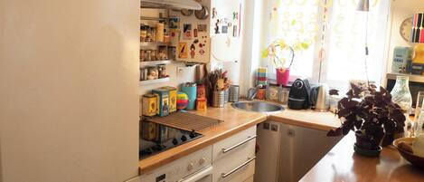 Réfrigérateur, micro-ondes, four, cafetière/bouilloire