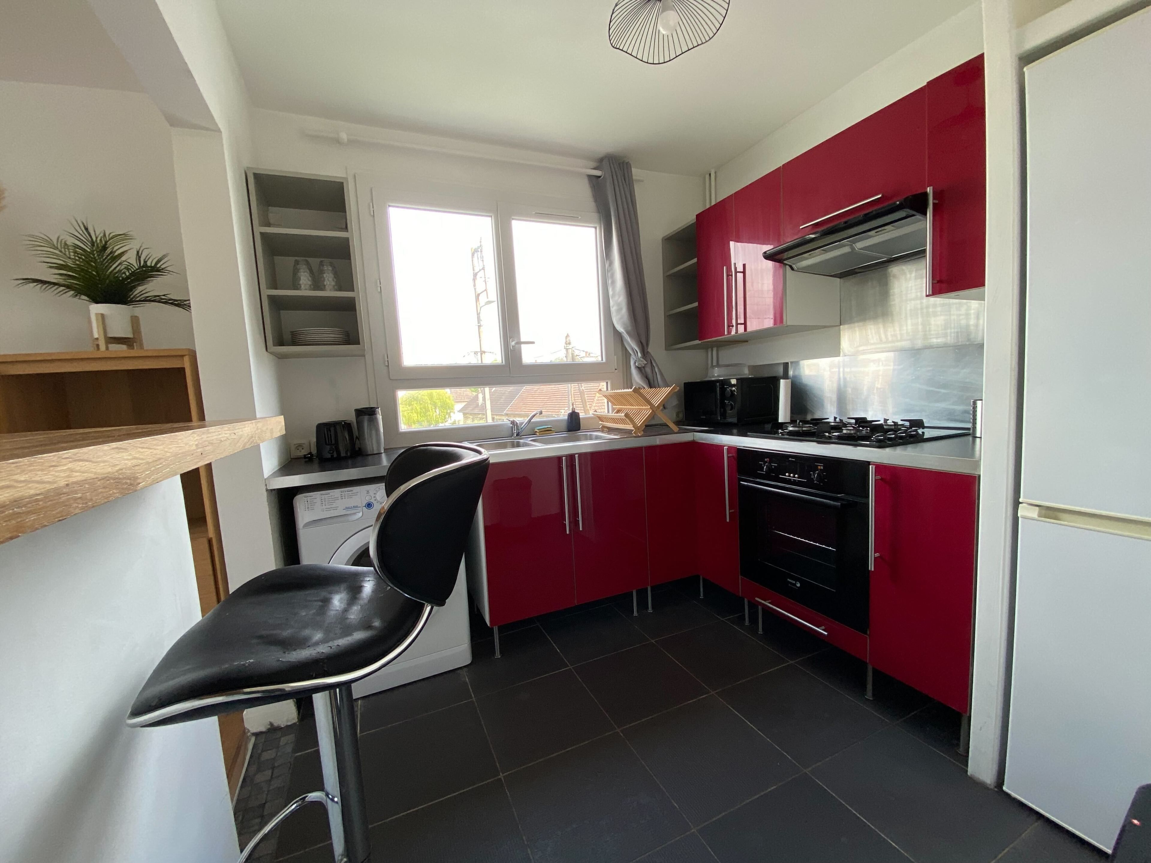 Een koelkast, een microgolfoven, een oven