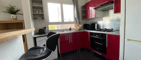 Een koelkast, een microgolfoven, een oven