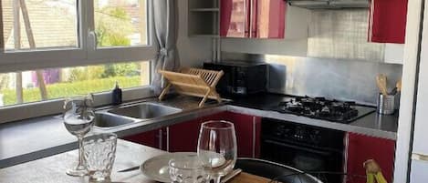 Een koelkast, een microgolfoven, een oven