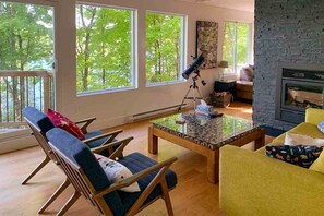 Smart TV, fireplace, DVD player, smart speakers - Lakeview Retreat - Three Bedroom Cottage, Sleeps 6 (Kinmount)