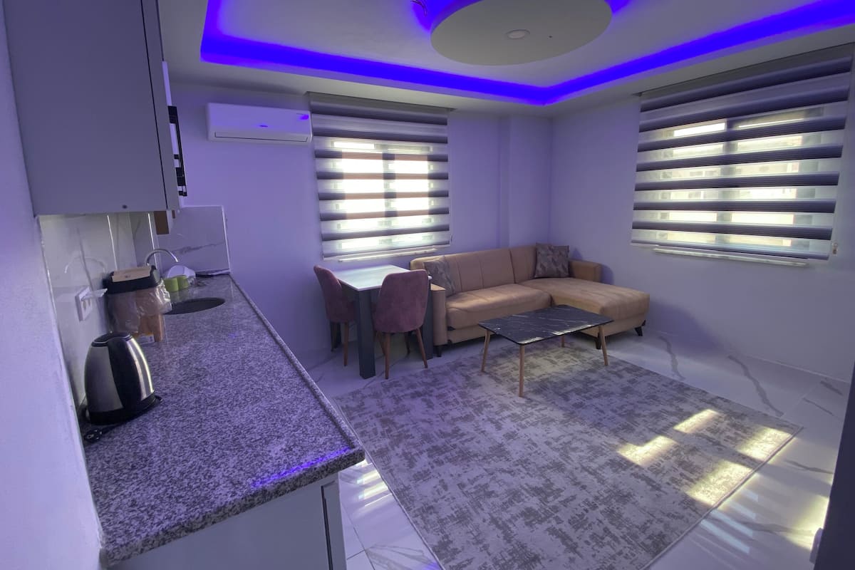 Una sala de estar moderna con sofá, mesa de centro y comedor.