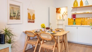 Dining - Campinho 1T - Stylish 1BR by LovelyStay (Porto)
