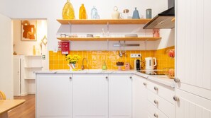 Geladeira, micro-ondas, cooktop, cafeteira/chaleira