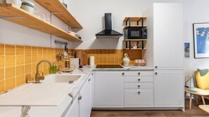 Geladeira, micro-ondas, cooktop, cafeteira/chaleira