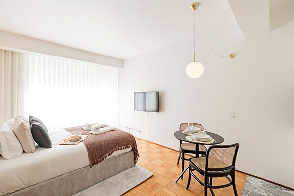 Iron/ironing board, free WiFi, bed sheets