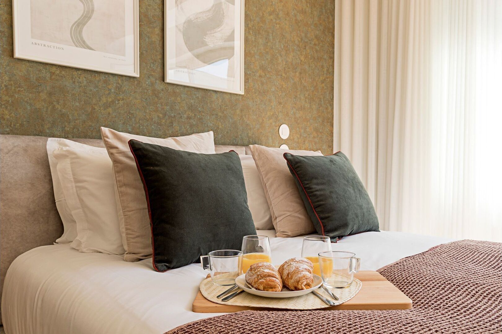 Tabla de planchar con plancha, wifi gratis, ropa de cama