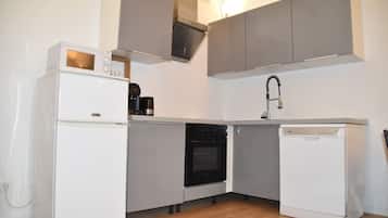 Een koelkast, een microgolfoven, een oven, een kookplaat