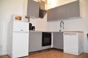 Fridge, microwave, oven, stovetop - Apartment Mezzanine Cannes (Cannes)