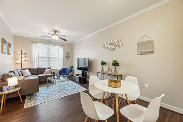 Un salon moderne avec un canapé, une table basse et une table à manger.