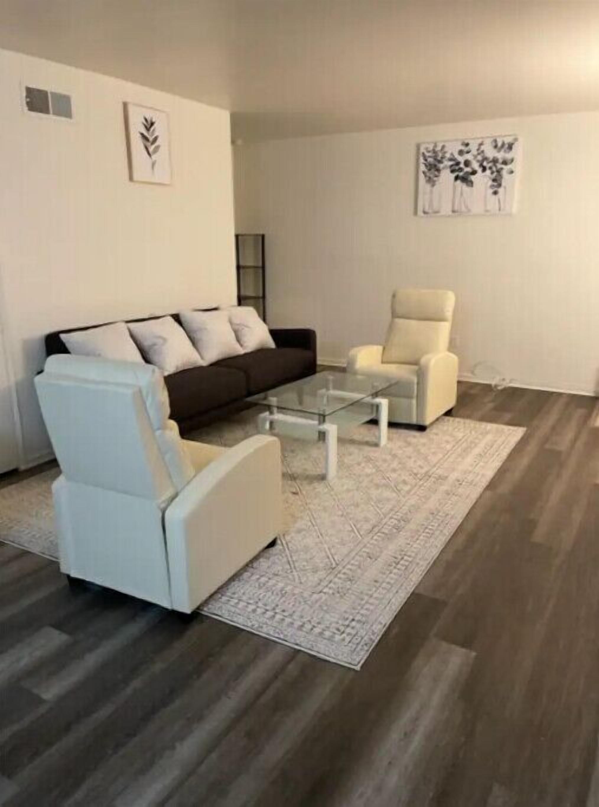 2 bd hidden gem+private backyard
