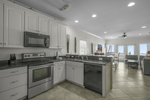 Refrigerador, microondas, horno y parrilla de estufa 