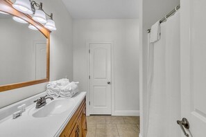 Bathtub, towels - Beachfront 14br house -Private Pool - Bella Sol 2 (Gulf Shores)